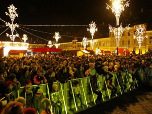 video - se montează iluminatul de sărbători în municipiul sibiu