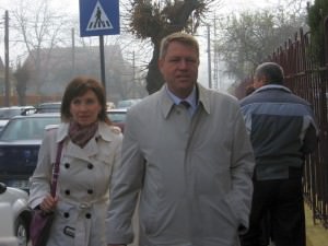 klaus iohannis trimite prin poştă raportul său de activitate pentru anul 2009