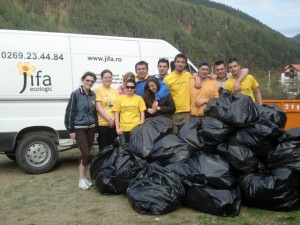 Liberalii tineri au strâns gunoaiele de la Curmătură