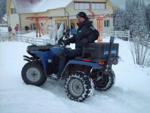 patru turişti înzăpeziţi salvaţi de jandarmi cu atv-ul la gâtul berbecului