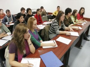 peste 400 de joburi la bursa de muncă pentru studenţii sibieni