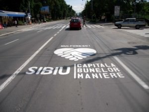 treceri de pietoni marcate cu logo-ul sibiu – capitala bunelor maniere