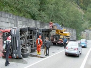 Valea Oltului blocată de un TIR răsturnat pe DN7 după o coliziune de trei maşini