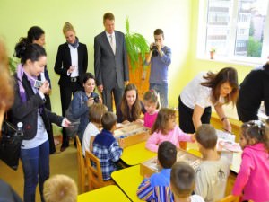 donaţie de truse discovery box la grădiniţa 22 făcută în prezenţa primarului iohannis