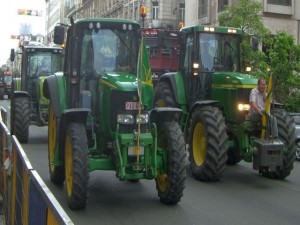 Tractoriştii au mărşăluit prin Sibiu cu tractoarele. Trihenea s-a văzut cu ei