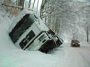 Un TIR care transporta azot s-a răsturnat pe DN1 la Aciliu