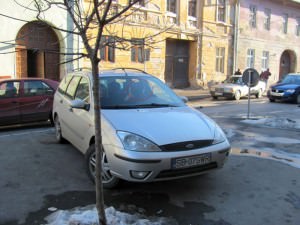 topul mârlanilor - o brunetă a parcat taman pe trecerea de pietoni de la poștă