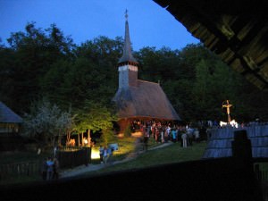 Mergeţi la Slujba de Înviere de la biserica din Bezded în Muzeul în Aer Liber!