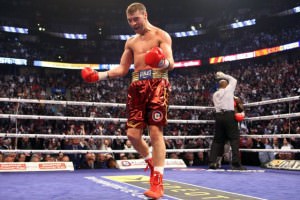 lucian bute a donat mănuşile de campion mondial pentru o licitaţie în scop caritabil, la all star game