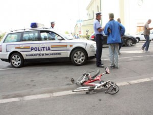 S-a urcat băut pe bicicletă şi a fost accidentat grav de o maşină la Şelimbăr