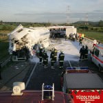 VIDEO-FOTO UPDATE: Un autocar Atlassib s-a ciocnit de un camion în Ungaria. 4 romani morti, 23 de raniti