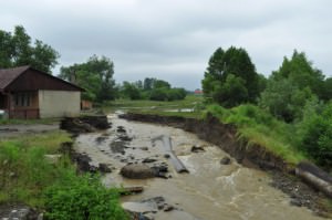 Bilanţul inundaţilor din weekend la Sibiu: 24 de locuinţe inundate şi două distruse complet