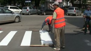 gazul intervine pe cinci străzi. primăria reface marcajele la trecerile de pietoni