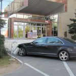 TOPUL MÂRLANILOR: Mercedes S 320 parcat cu tupeu la intrarea în Casa de Cultură