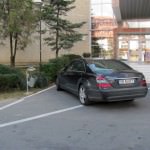 TOPUL MÂRLANILOR: Mercedes S 320 parcat cu tupeu la intrarea în Casa de Cultură