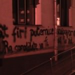 VIDEO EXCLUSIV - Mesaje de protest scrise pe zidurile Facultăţii de Jurnalistică din Sibiu