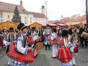 tradiţii de crăciun în sibiu: întrunirea cetelor de juni de la sălişte în a patra zi de crăciun, tradiţie păstrată din 1895