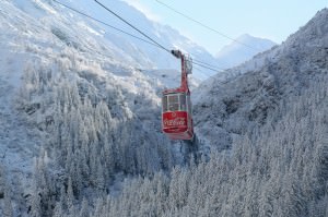 Turiştii rămaşi blocaţi la Bâlea Lac din cauza vântului puternic au coborât vineri dimineaţă