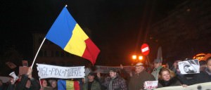 Aproximativ 100 de sibieni au protestat la minus 14 grade duminică seară. Luni se întâlnesc din nou