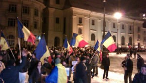 VIDEO Peste 1.800 de oameni au protestat din nou în Sibiu. Un protestatar a fost rănit