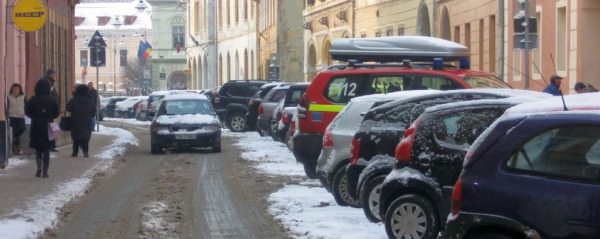 FOTO: Ninsorile au acoperit străzile din Sibiu. Deszăpezirea s-a făcut non-stop