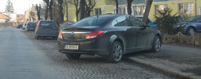 TOPUL MÂRLANILOR: Opel Insignia cu numere de București parcat pe trotuar la Poliție