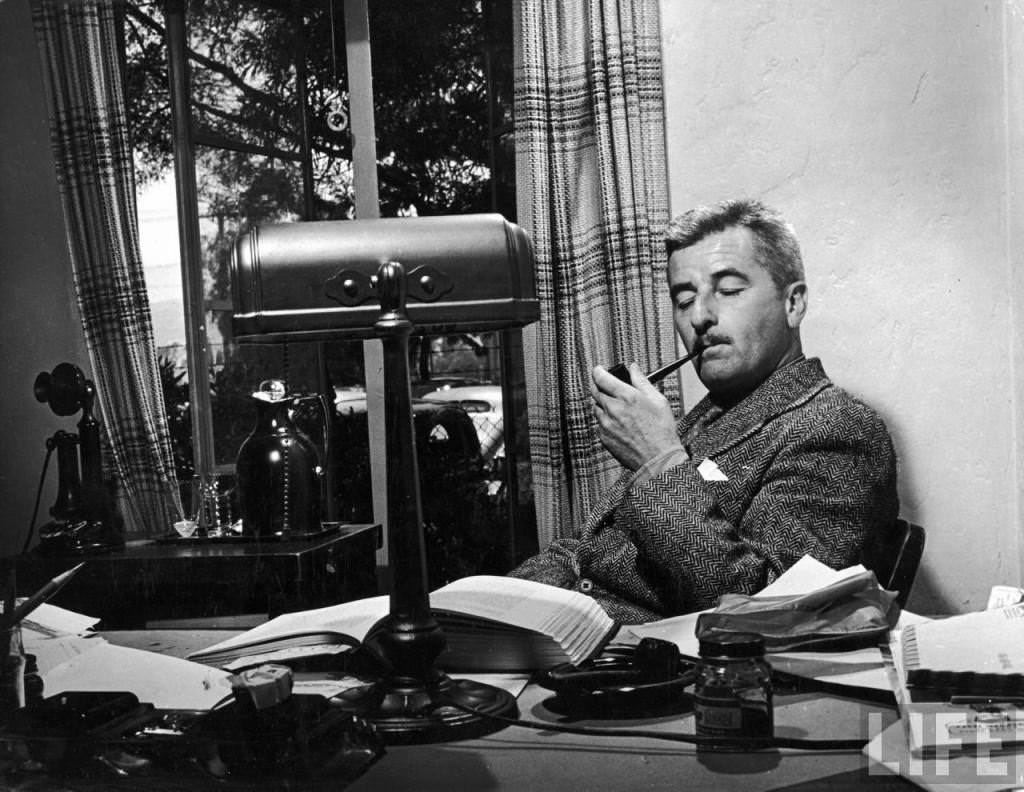 Din nefericire, talentul său nu a reuşit să îi rezolve problemele derivate din consumul de alcool. Faulkner a murit în 1962, la vârsta de 65 de ani, în urma unui infarct miocardic.