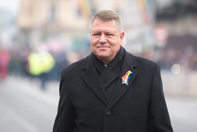 într-o poză de la sfârşitul lunii inauarie klaus iohannis are ceracăne şi pungi sub ochi