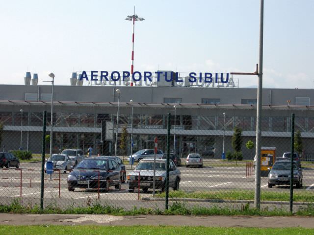 Taximetrist mustrat de un polițist la Aeroportul Sibiu - "Te amendez dacă nu iei clienții"