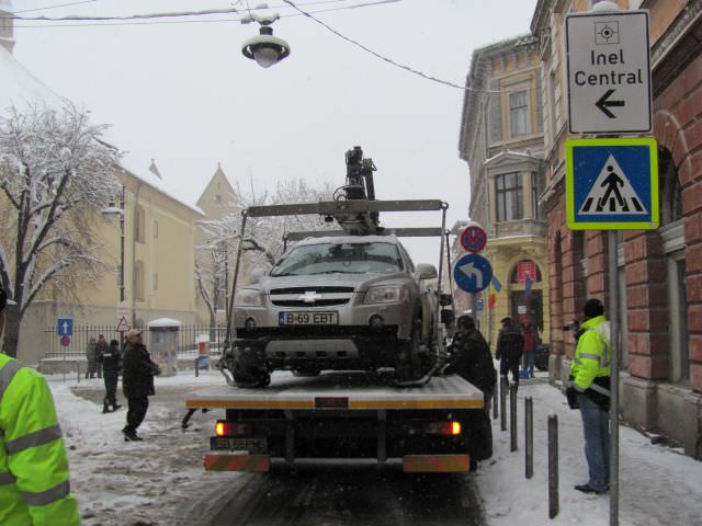 topul mârlanior - jeep de bucureşti ridicat de pe trecerea de pietoni de la muzeul de istorie