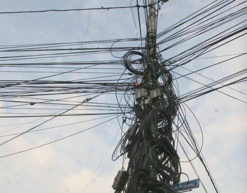 video-electrica demontează cabluri aeriene şi stâlpi pe străzi din centrul istoric