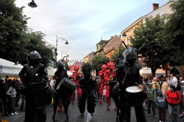 înviorare în pijamale, în sibiu, la maratonul de teatru deschis de mălăele. vezi programul complet