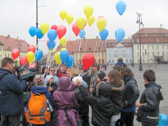 video - baloane pe cerul sibiului pentru copii din odorheiul secuiesc