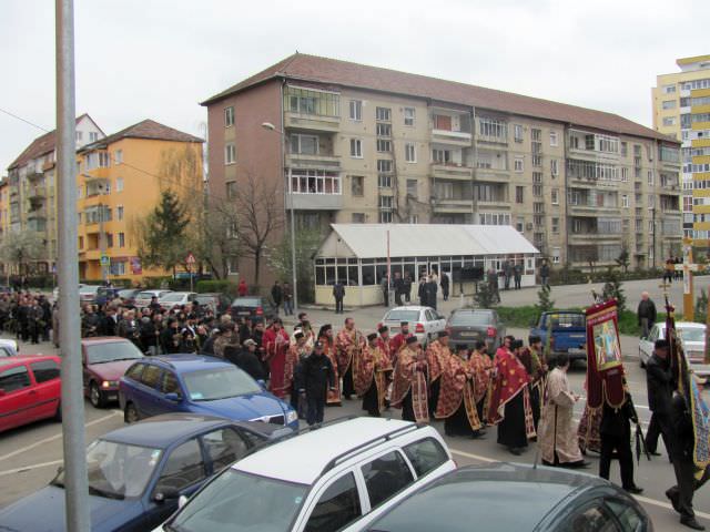 video - foto: pelerinaj de florii cu sute de credincioși pe străzile sibiului