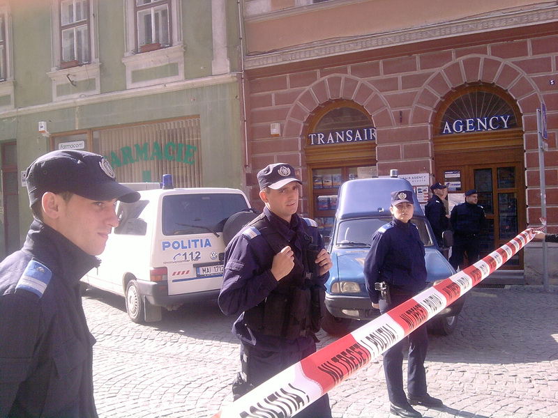 VIDEO:FOTO: Alarmă cu bombă şi la sediul Consilului Judeţean Sibiu după cea de la Primărie!