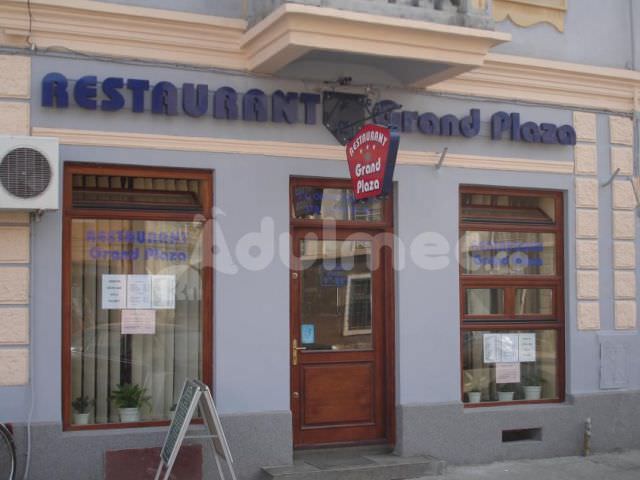 uşa restaurantului grand plaza, distrusă de un scandalagiu