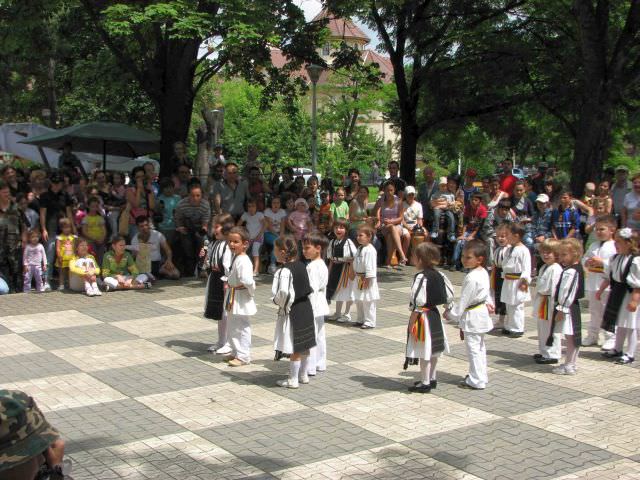 jucării şi meşteşuguri tradiţionale, în parcul tineretului