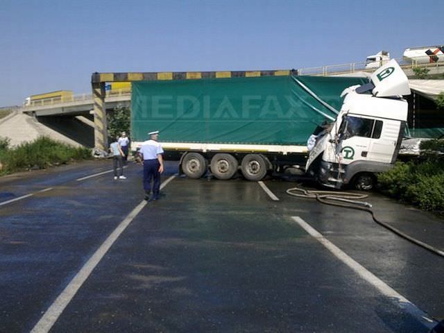 trafic blocat trei ore pe dn 1, în urma coliziunii a trei tir-uri. un polonez a fost rănit