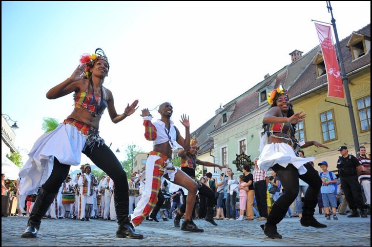 video – foto: dansurile caraibiene și concertul direcția 5 au atras zeci de mii de spectatori. vezi programul de azi al fits 2011