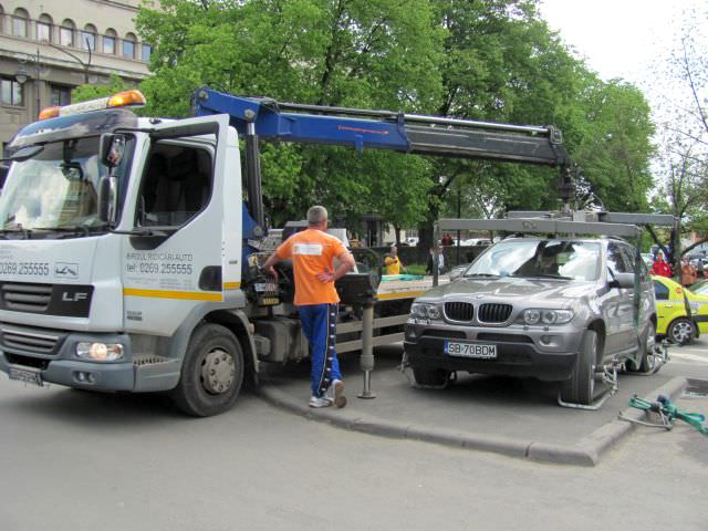 topul mârlanilor: bmw x5 ridicat de pe trotuar de lângă farmacia 24