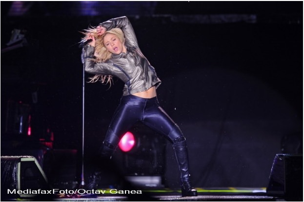 video - shakira în timpul concertului de la bucurești:"trebuie sa-mi iau cizmele, am inghetat"