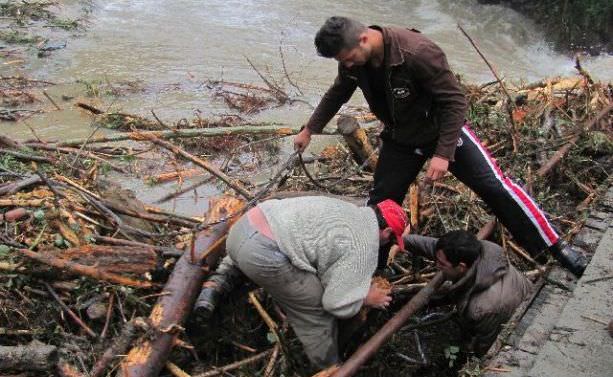 video - sute de familii evacuate din cauza inundaţiilor la cârţişoara şi arpaşu de sus