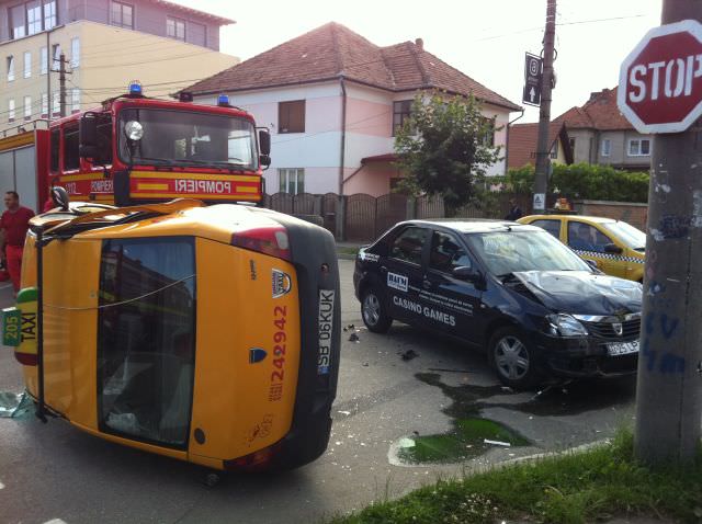 video - foto: accident spectaculos. un taxi dat peste cap de un logan pe calea dumbrăvii