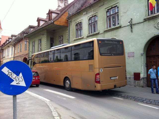 topul mârlanilor: cu autocarul parcat pe tot trotuarul şi pe trecerea de pietoni