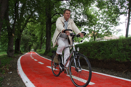 iohannis cheamă sibienii la o plimbare cu bicicleta alături de el, miercuri prin sibiu