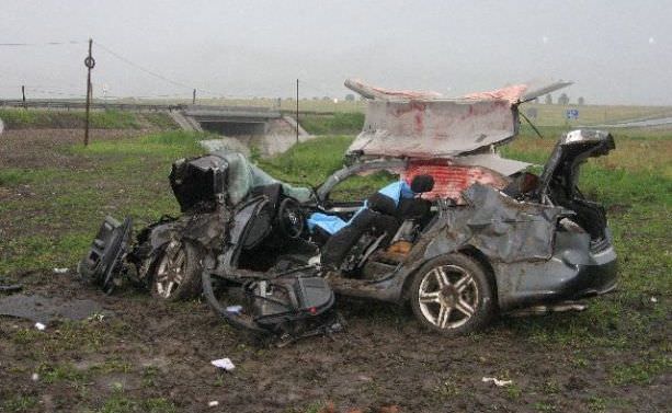 accident tragic la ieşirea de pe centura sibiului. un audi a6 de bucureşti s-a făcut praf, iar un om a murit pe loc