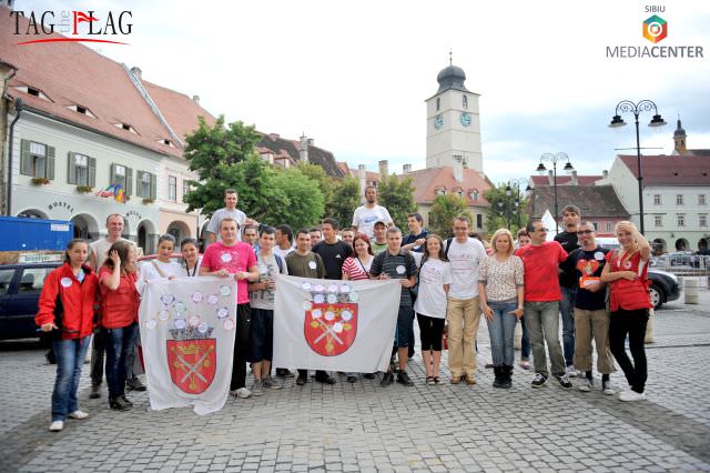 succes la ediţia i a concursului „tag the flag” făcut de bloggerii sibieni