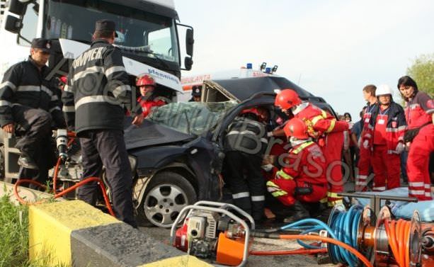 video - cinci femei din sibiu au murit după ce au intrat cu maşina sub un tir pe dn 13