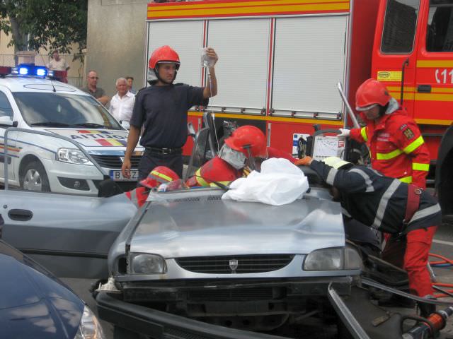 video - foto: un bmw a intrat în plin într-o dacia 1310. șoferul daciei a rămas încarcerat