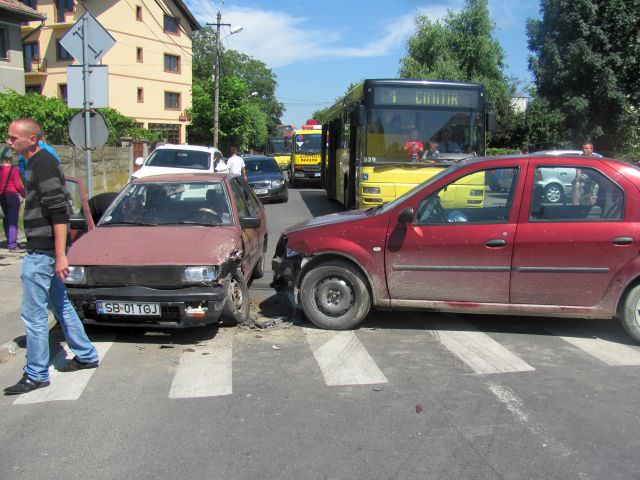 video o blondă cu un bmw seria 5 a produs un accident la intersecţia dima cu calea cisnădiei